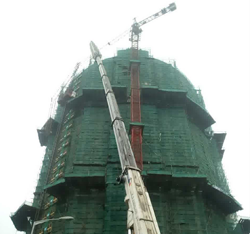 梅州市吊车在工地上作业